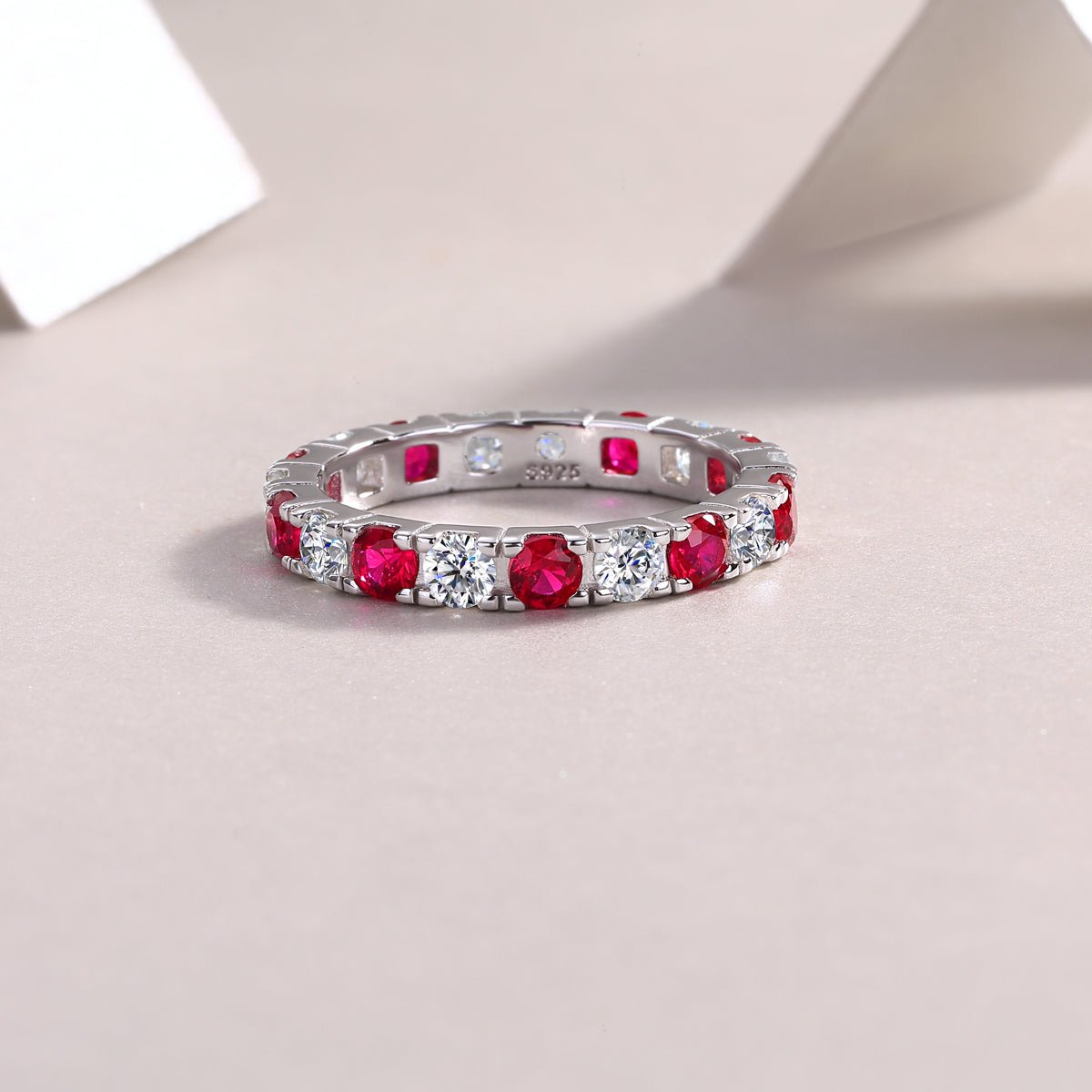 Bague d'éternité en argent S925 plaqué platine 2,4g avec rubis synthétique et pierres blanches - bague délicate empilable pour femme - IVOIRART.COM
