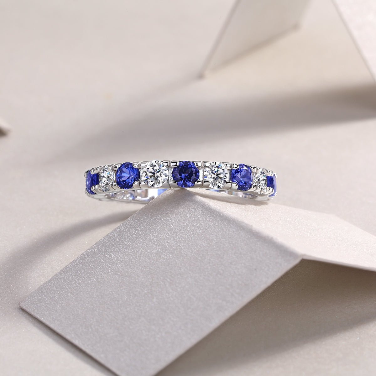 Bague d’éternité en argent S925 plaqué platine 2,4g avec saphirs bleus synthétiques et pierres blanches alternées, délicate bague de promesse pour femme en coffret - IVOIRART.COM