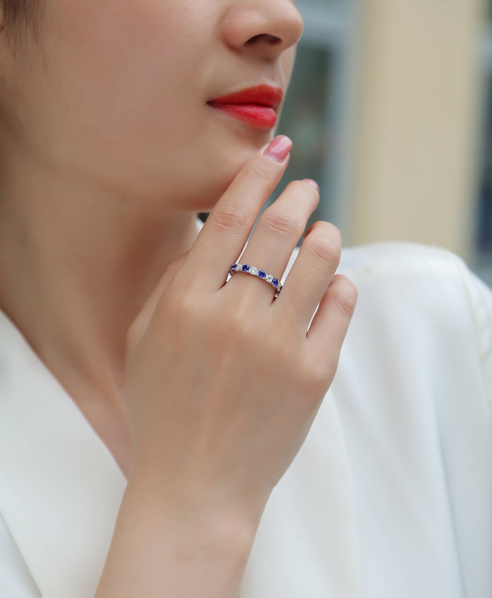 Bague d’éternité en argent S925 plaqué platine 2,4g avec saphirs bleus synthétiques et pierres blanches alternées, délicate bague de promesse pour femme en coffret - IVOIRART.COM