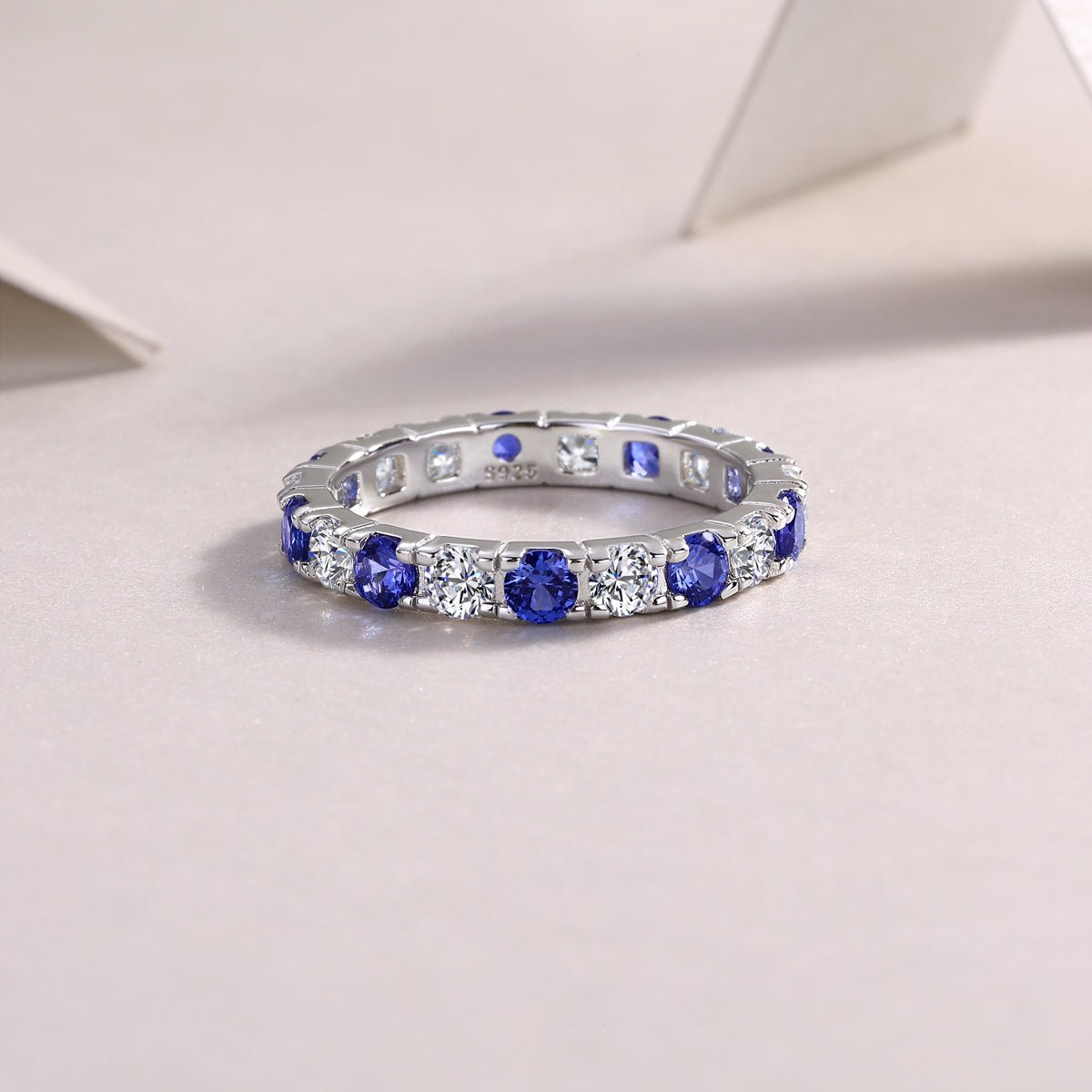 Bague d’éternité en argent S925 plaqué platine 2,4g avec saphirs bleus synthétiques et pierres blanches alternées, délicate bague de promesse pour femme en coffret - IVOIRART.COM
