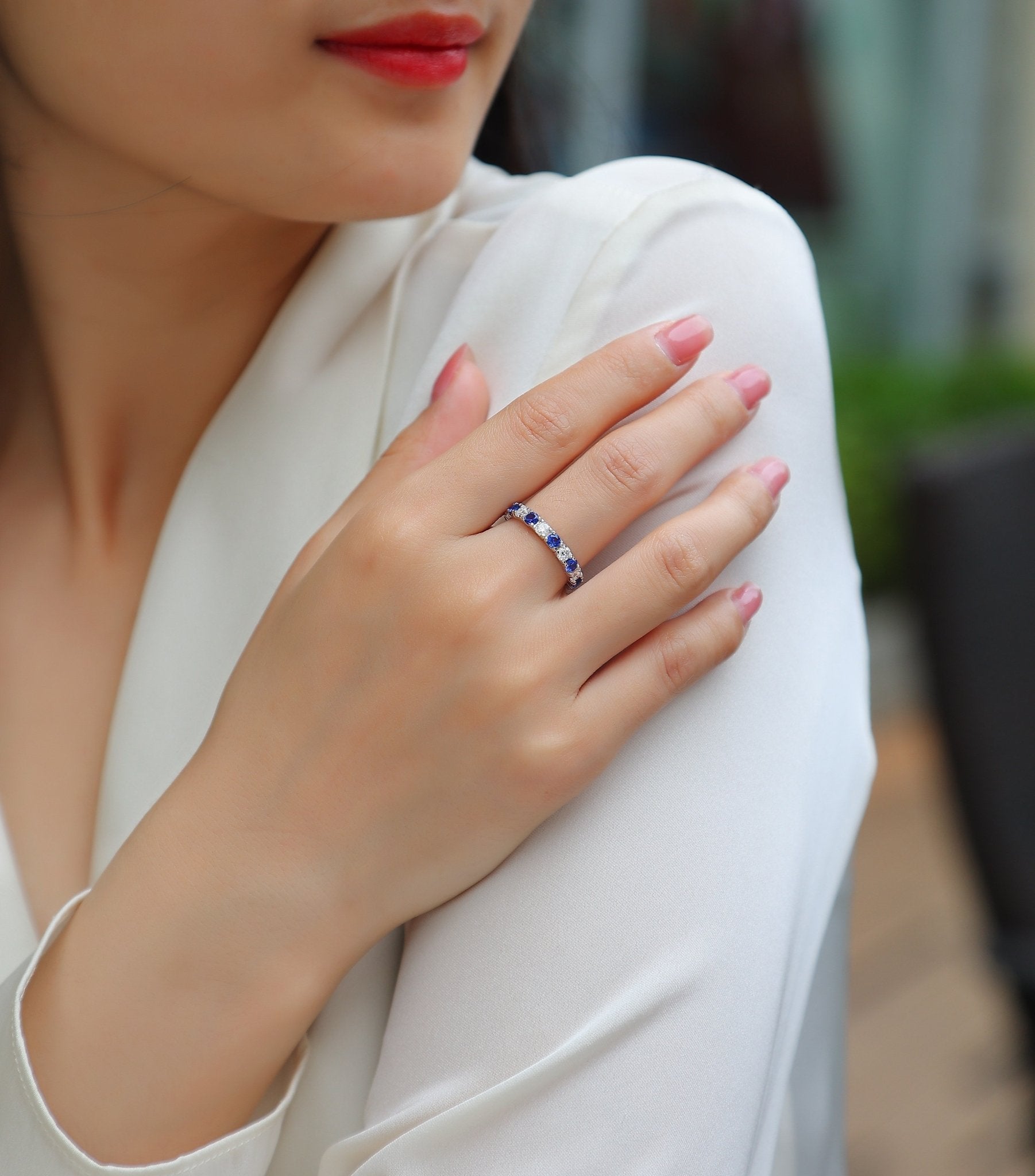 Bague d’éternité en argent S925 plaqué platine 2,4g avec saphirs bleus synthétiques et pierres blanches alternées, délicate bague de promesse pour femme en coffret - IVOIRART.COM