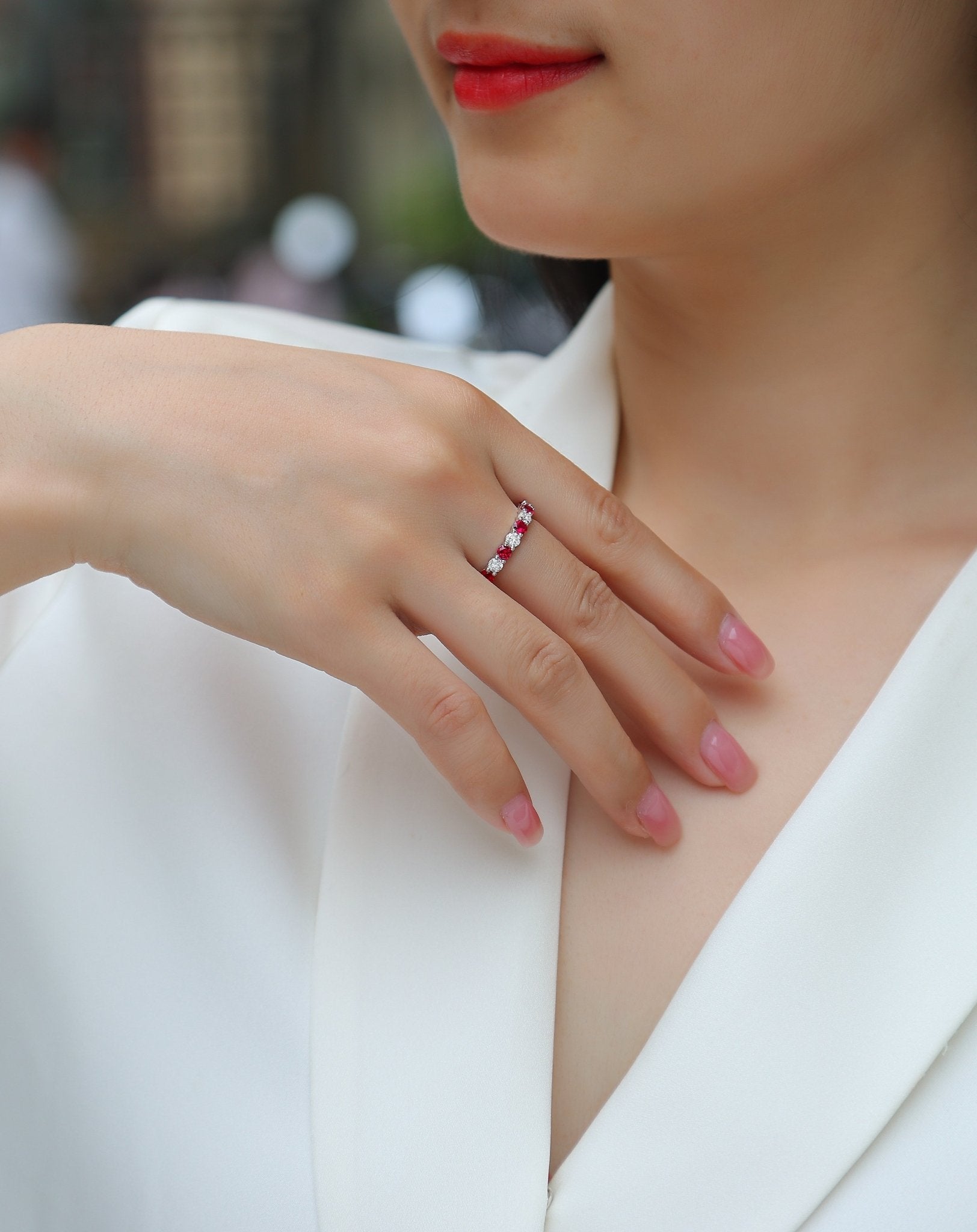 Bague d'éternité en argent sterling S925 2,4g plaqué platine avec rubis synthétiques et pierres blanches, anneau délicat ajouré, cadeau bijou femme - IVOIRART.COM