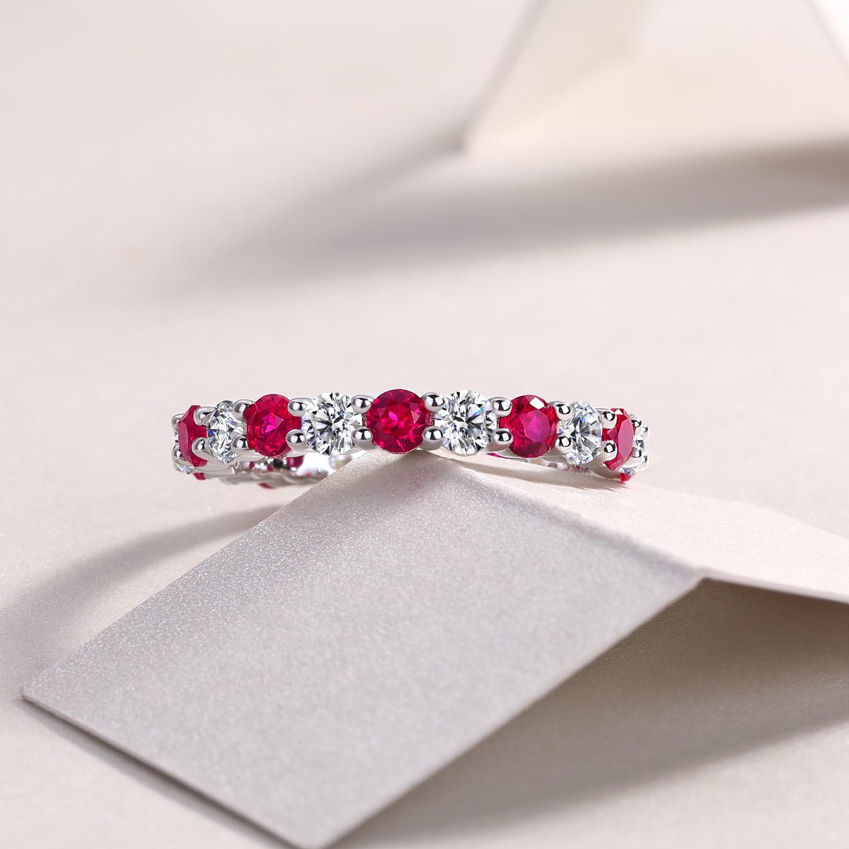Bague d'éternité en argent sterling S925 2,4g plaqué platine avec rubis synthétiques et pierres blanches, anneau délicat ajouré, cadeau bijou femme - IVOIRART.COM