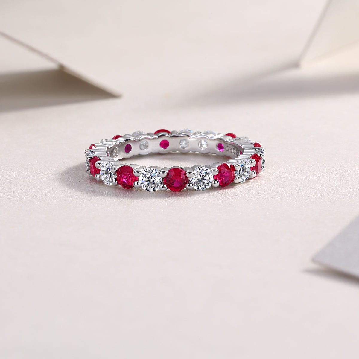 Bague d'éternité en argent sterling S925 2,4g plaqué platine avec rubis synthétiques et pierres blanches, anneau délicat ajouré, cadeau bijou femme - IVOIRART.COM