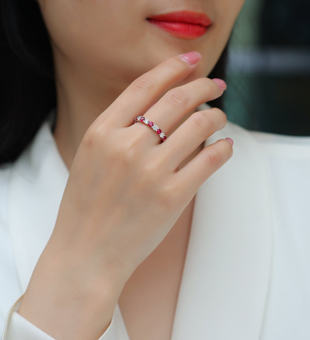 Bague d'éternité en argent sterling S925 2,4g plaqué platine avec rubis synthétiques et pierres blanches, anneau délicat ajouré, cadeau bijou femme - IVOIRART.COM