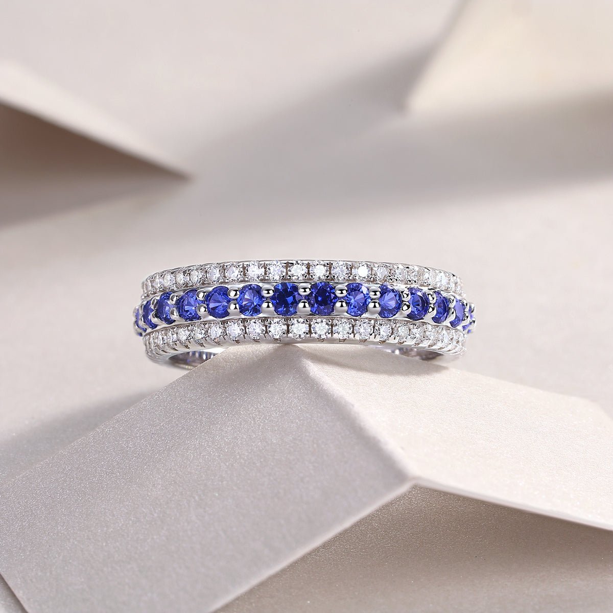 Bague Eternité à 3 Rangées S925 Argent Sterling 3,6g Saphirs Bleus Synthétiques & Pierres Blanches, Plaquée Platine, Bague de Promesse Femme, Coffret Cadeau Bijoux - IVOIRART.COM