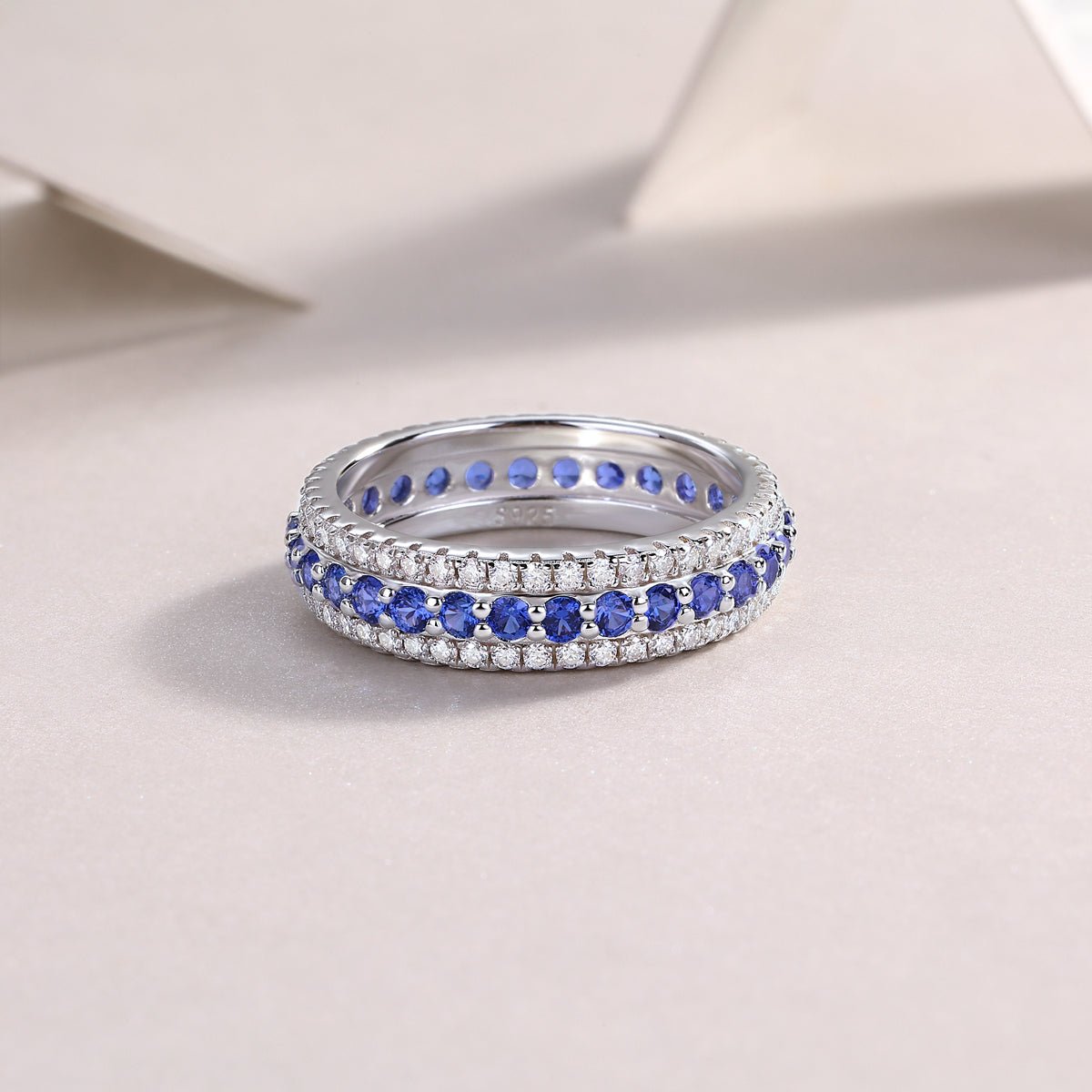 Bague Eternité à 3 Rangées S925 Argent Sterling 3,6g Saphirs Bleus Synthétiques & Pierres Blanches, Plaquée Platine, Bague de Promesse Femme, Coffret Cadeau Bijoux - IVOIRART.COM