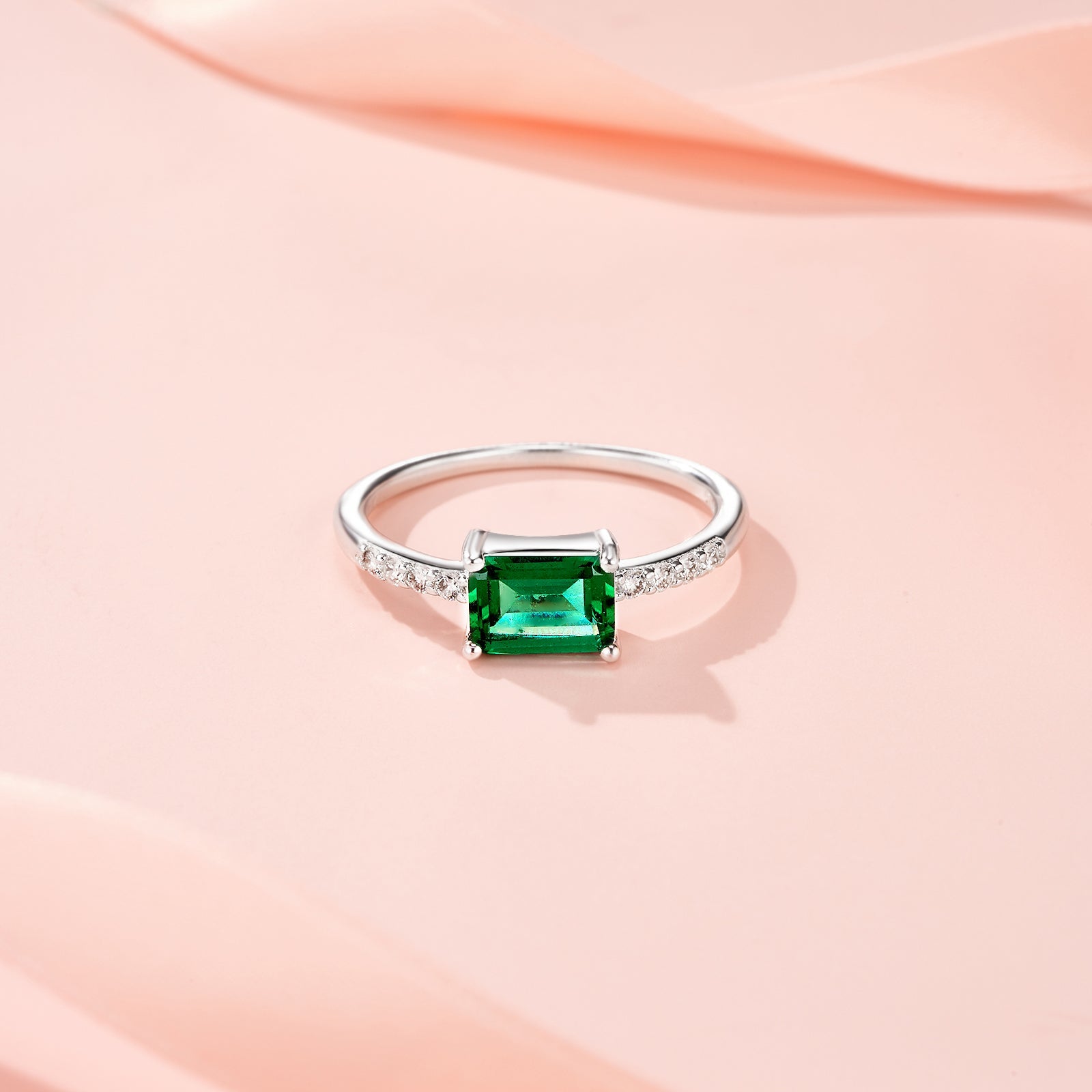 Bague fine 2g en argent 925 plaqué platine avec émeraude octogonale cultivée - IVOIRART.COM