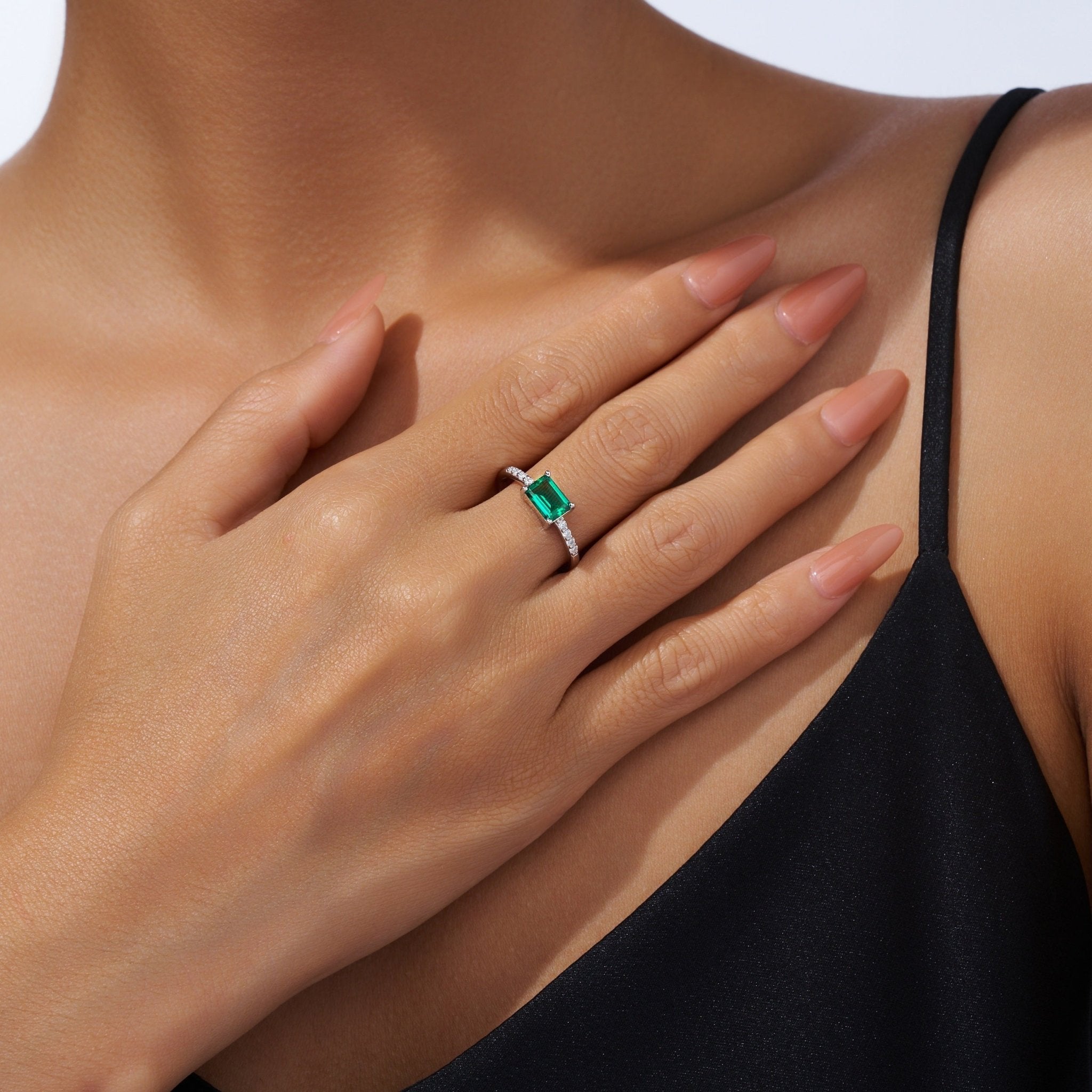 Bague fine 2g en argent 925 plaqué platine avec émeraude octogonale cultivée - IVOIRART.COM