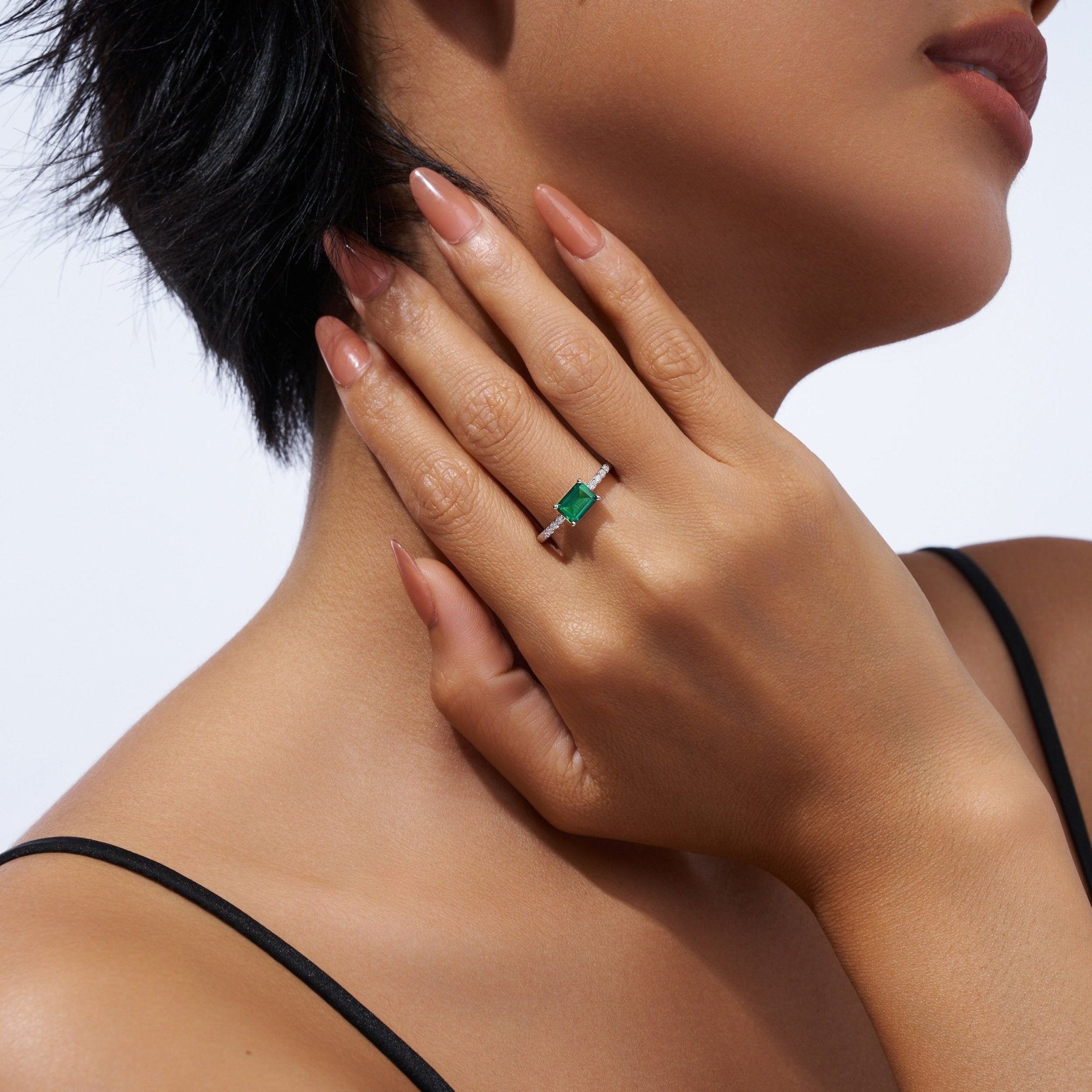 Bague fine 2g en argent 925 plaqué platine avec émeraude octogonale cultivée - IVOIRART.COM