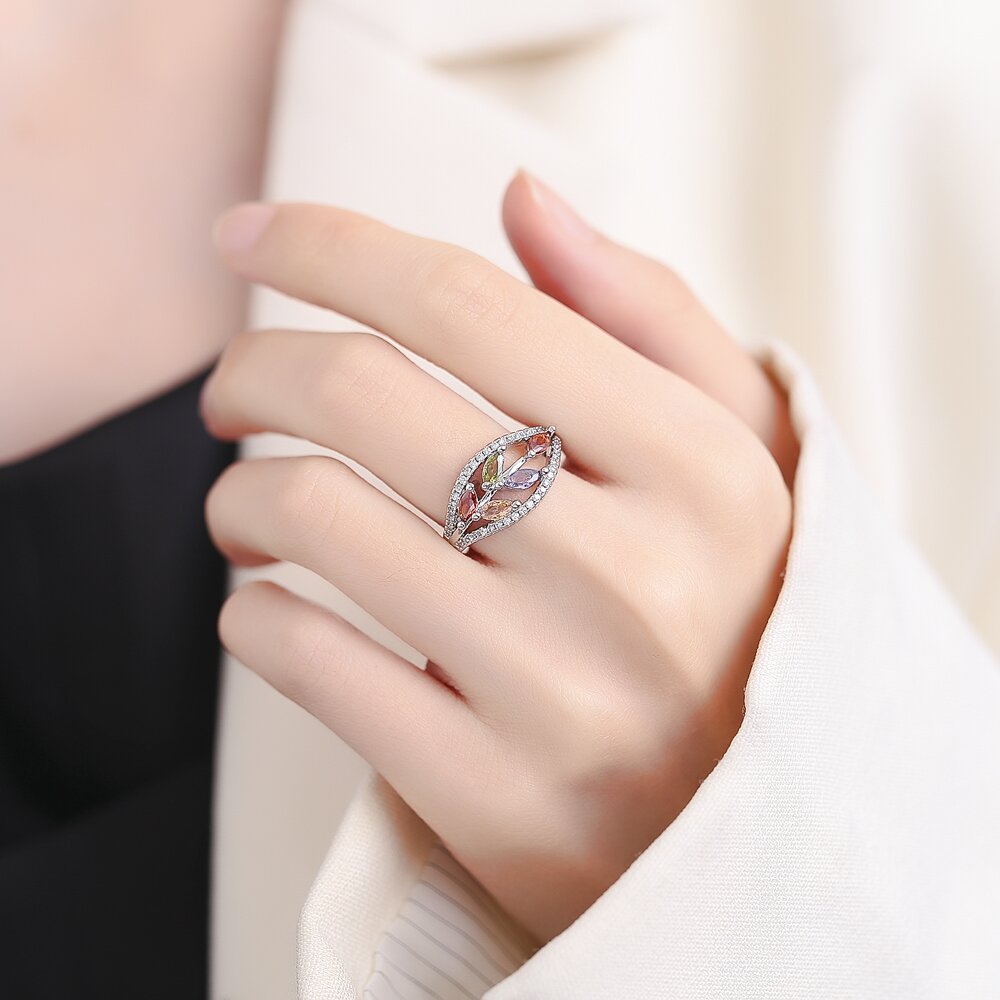 Bague légère de luxe personnalisée en pierres précieuses colorées, design raffiné et style manchette ouverte - IVOIRART.COM