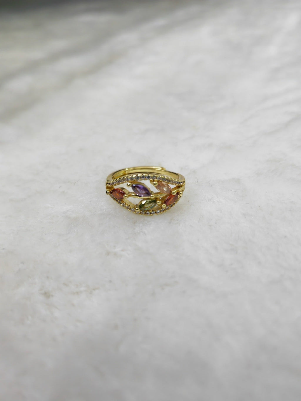 Bague légère de luxe personnalisée en pierres précieuses colorées, design raffiné et style manchette ouverte - IVOIRART.COM