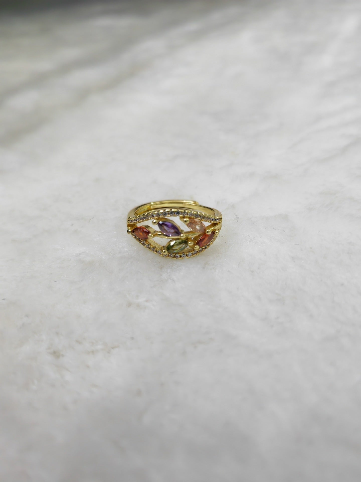 Bague légère de luxe personnalisée en pierres précieuses colorées, design raffiné et style manchette ouverte - IVOIRART.COM
