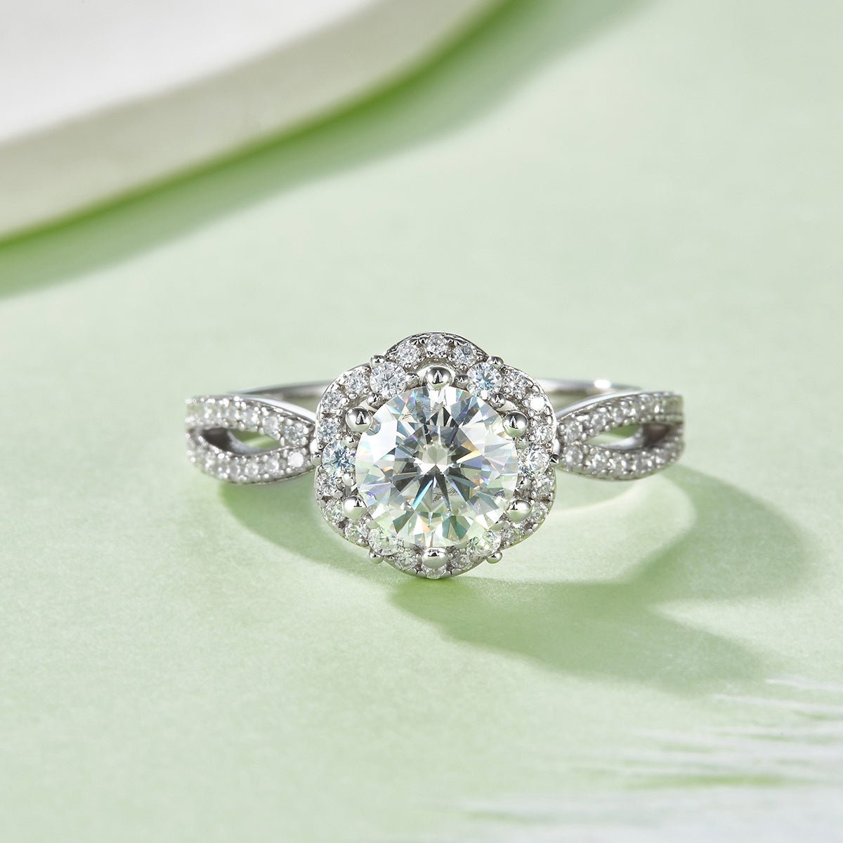Bague Moissanite 1ct S925 Argent 6,5mm D-VVS1 Halo Twist Bande Torsadée BoîteGRA - IVOIRART.COM