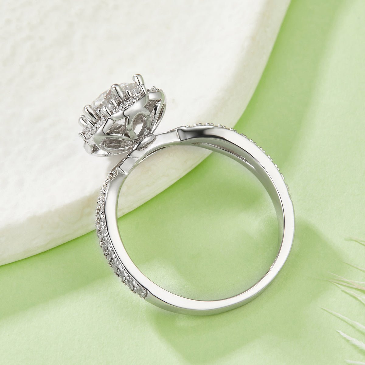 Bague Moissanite 1ct S925 Argent 6,5mm D-VVS1 Halo Twist Bande Torsadée BoîteGRA - IVOIRART.COM
