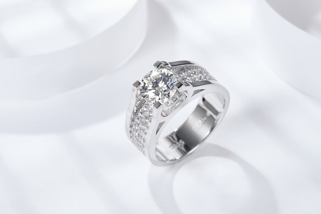Bague Moissanite S925 large, 1/2ct D-VVS1, shank fendu pavé, plaqué platine, 5-9. - IVOIRART.COM