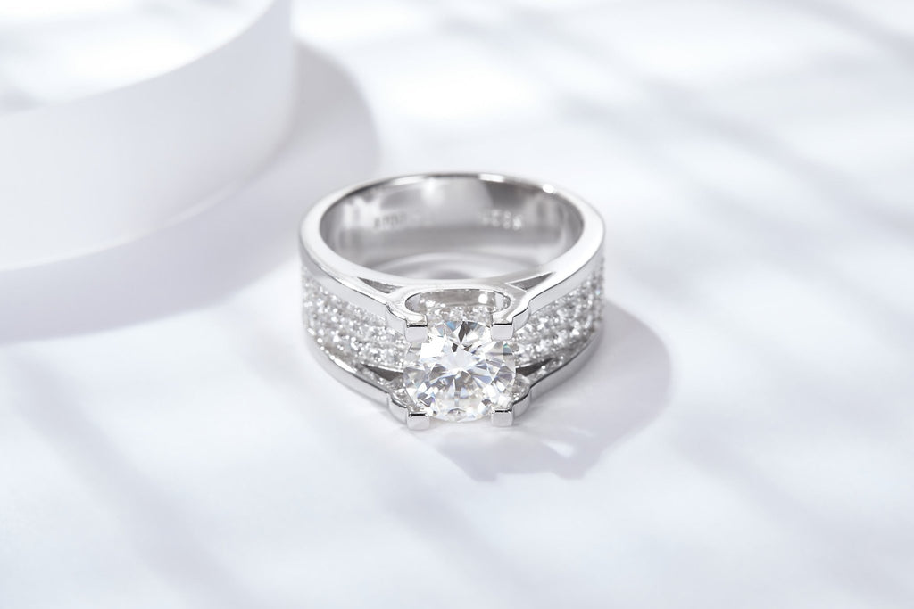 Bague Moissanite S925 large, 1/2ct D-VVS1, shank fendu pavé, plaqué platine, 5-9. - IVOIRART.COM