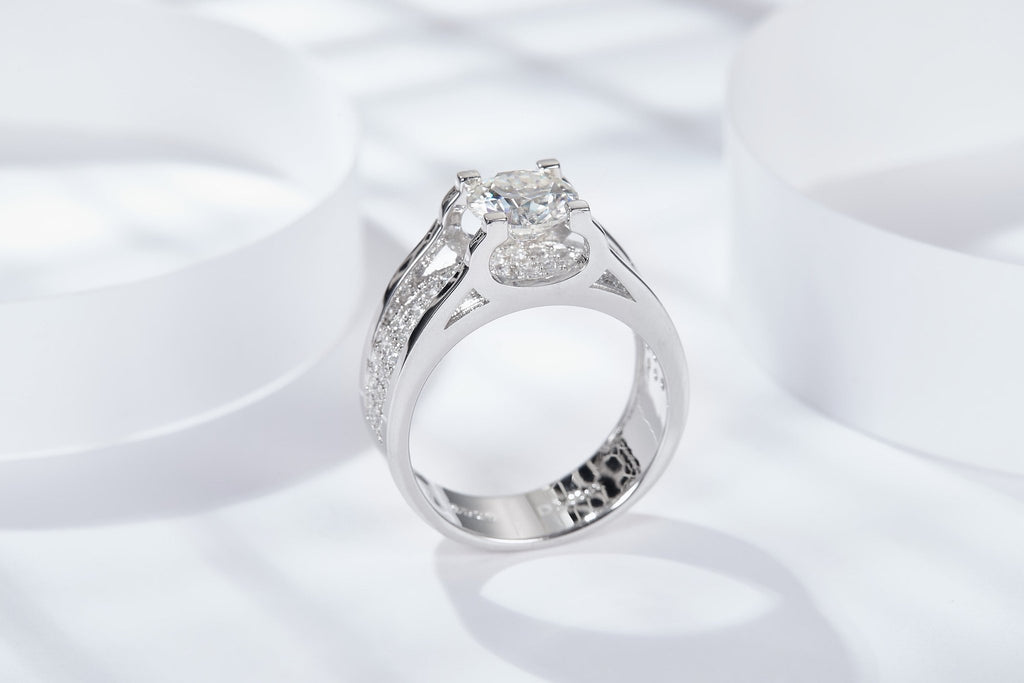 Bague Moissanite S925 large, 1/2ct D-VVS1, shank fendu pavé, plaqué platine, 5-9. - IVOIRART.COM