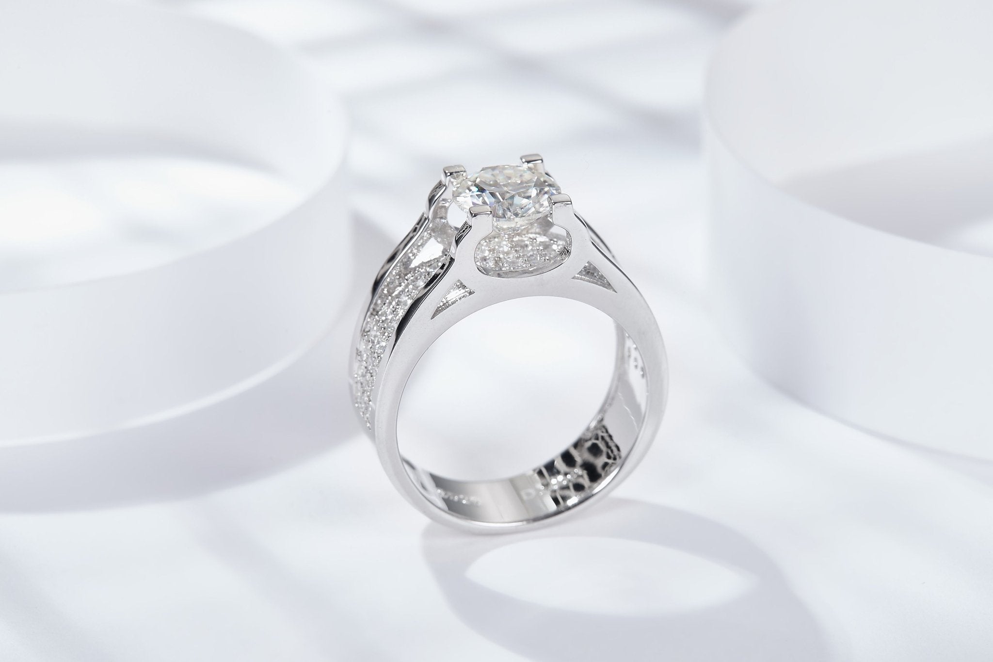 Bague Moissanite S925 large, 1/2ct D-VVS1, shank fendu pavé, plaqué platine, 5-9. - IVOIRART.COM