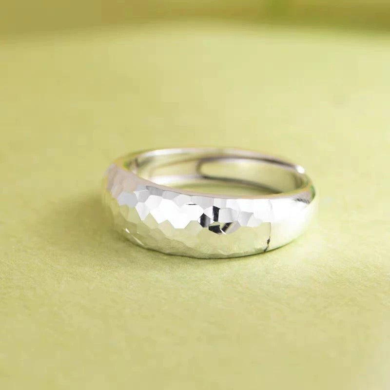Bague Ouverte Facettée Martelée en Argent Sterling 999, Style Minimaliste et Brillant, Parfaite au Quotidien, pour Rendez-vous et Cadeau Idéal Saint-Valentin - IVOIRART.COM