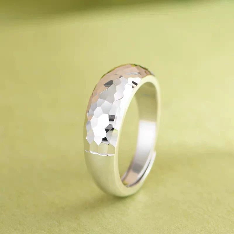 Bague Ouverte Facettée Martelée en Argent Sterling 999, Style Minimaliste et Brillant, Parfaite au Quotidien, pour Rendez-vous et Cadeau Idéal Saint-Valentin - IVOIRART.COM