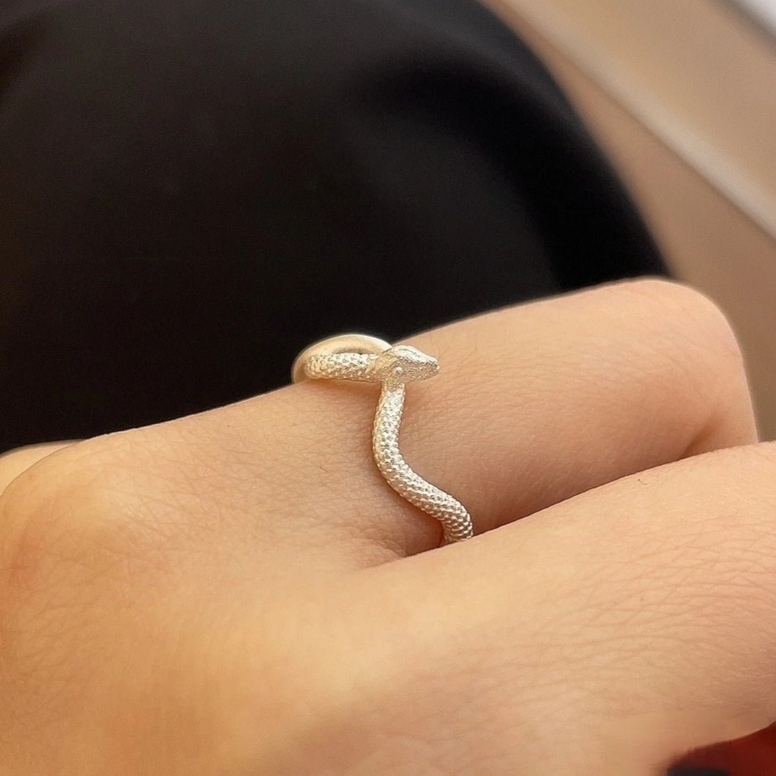 Bague Ouverte Serpent Mat Argent Sterling 999 Mate, Minimaliste et Audacieuse, Parfaite au Quotidien, pour Rendez-vous et Cadeaux, Idée Cadeau Saint-Valentin - IVOIRART.COM
