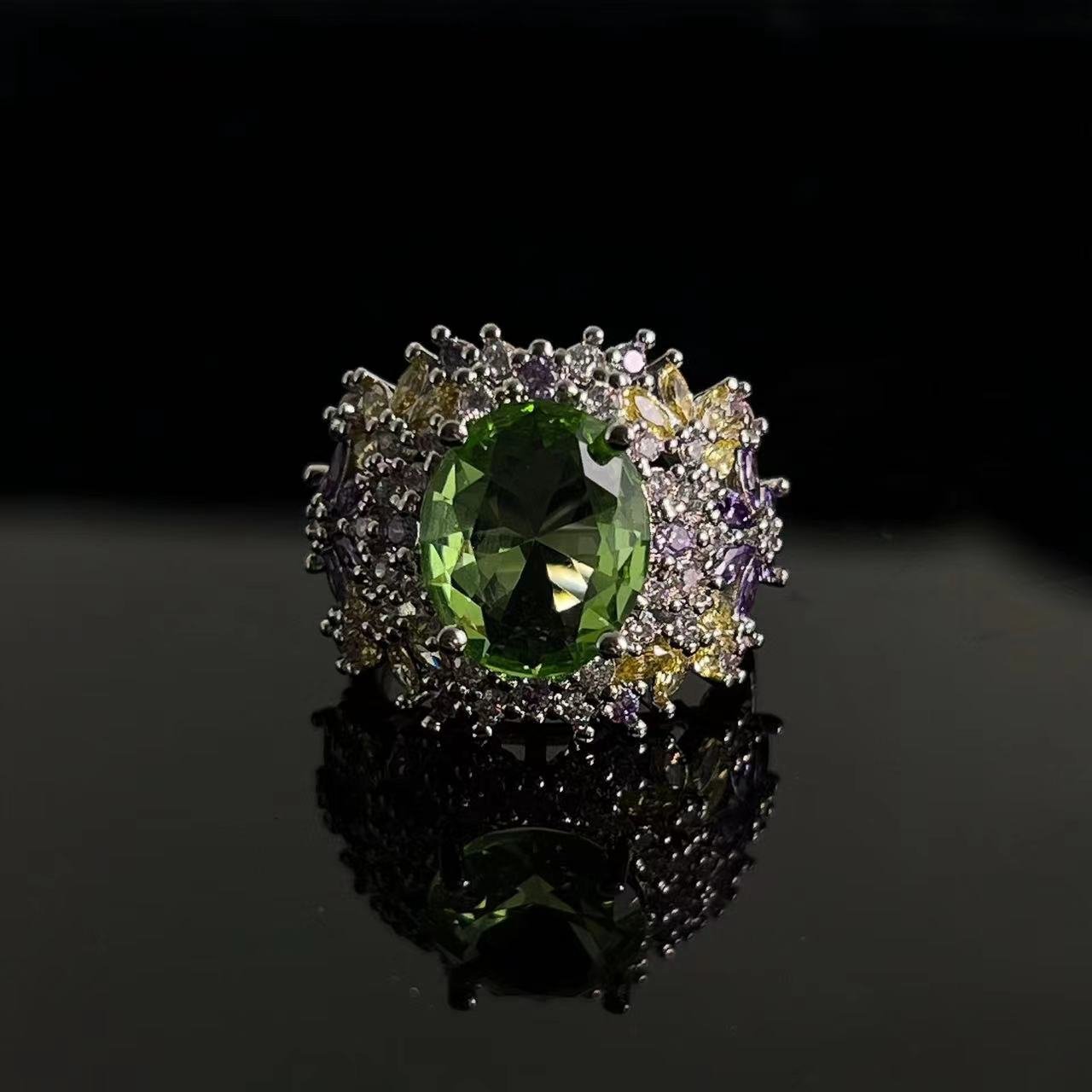 Bague sertie de gemme vert menthe, artisanale lourde, pavage intégral en zircon, élégante et polyvalente - IVOIRART.COM