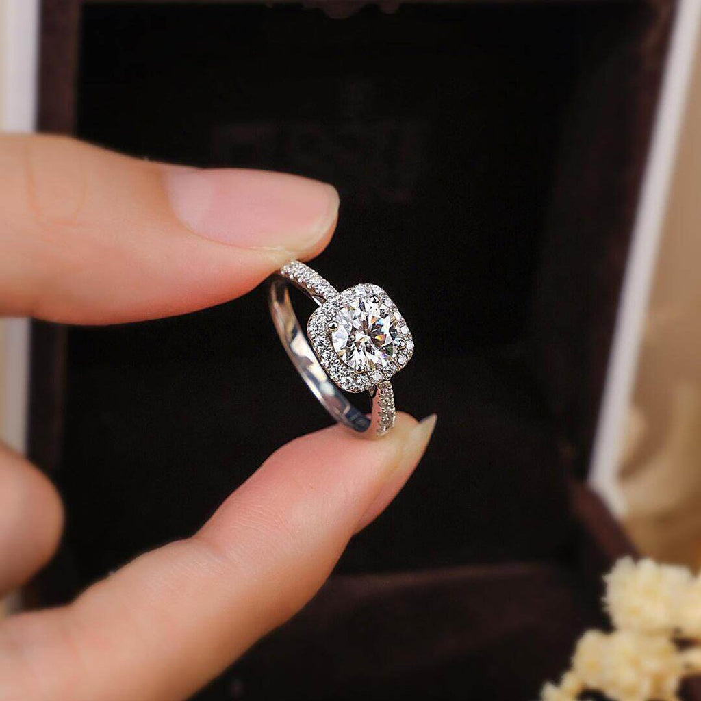 Bague sertie d'une moissanite coussin en argent sterling, style solitaire élégant, idéale pour fiançailles et cadeaux de Saint - Valentin - IVOIRART.COM