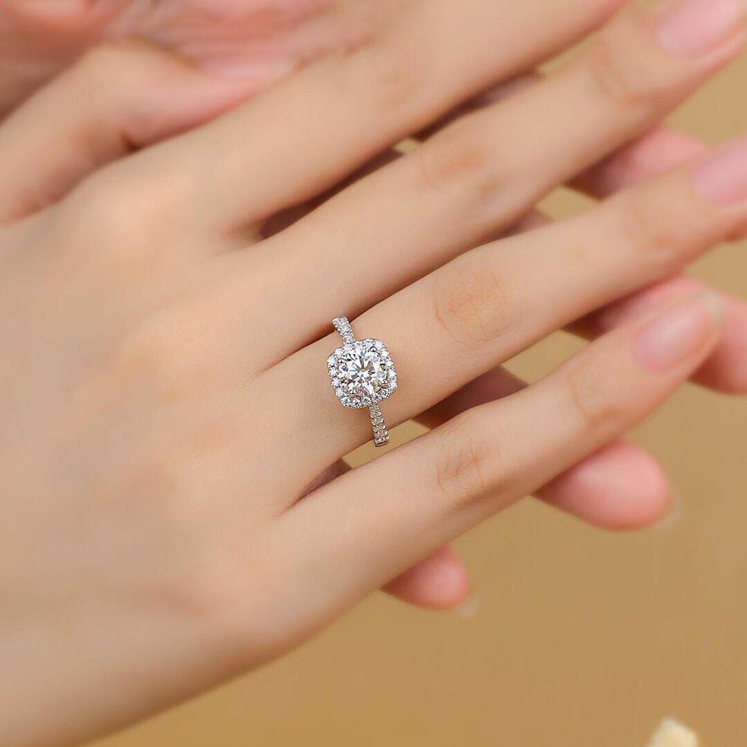 Bague sertie d'une moissanite coussin en argent sterling, style solitaire élégant, idéale pour fiançailles et cadeaux de Saint - Valentin - IVOIRART.COM