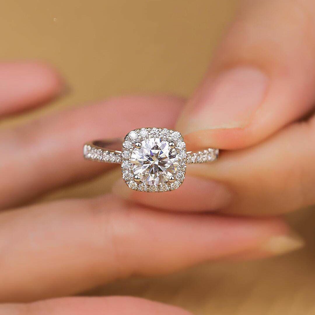 Bague sertie d'une moissanite coussin en argent sterling, style solitaire élégant, idéale pour fiançailles et cadeaux de Saint - Valentin - IVOIRART.COM