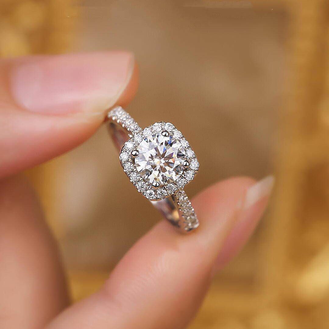 Bague sertie d'une moissanite coussin en argent sterling, style solitaire élégant, idéale pour fiançailles et cadeaux de Saint - Valentin - IVOIRART.COM