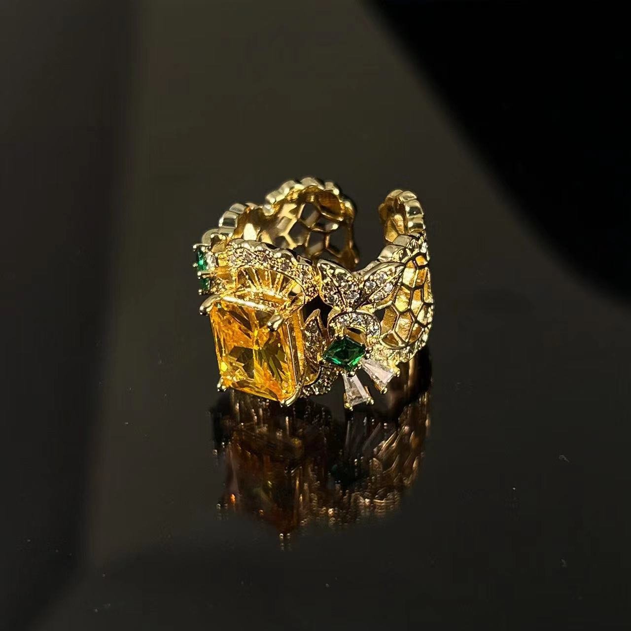 Bague Vintage ajourée, Haute Couture Rétro Élégante avec Pierre Colorée, Plaqué Cuivre Or 18 carats - IVOIRART.COM