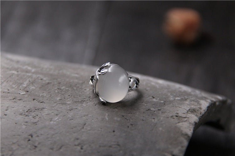 Bague vintage feuille de lotus en calcédoine blanche et argent sterling - luxe!! - IVOIRART.COM