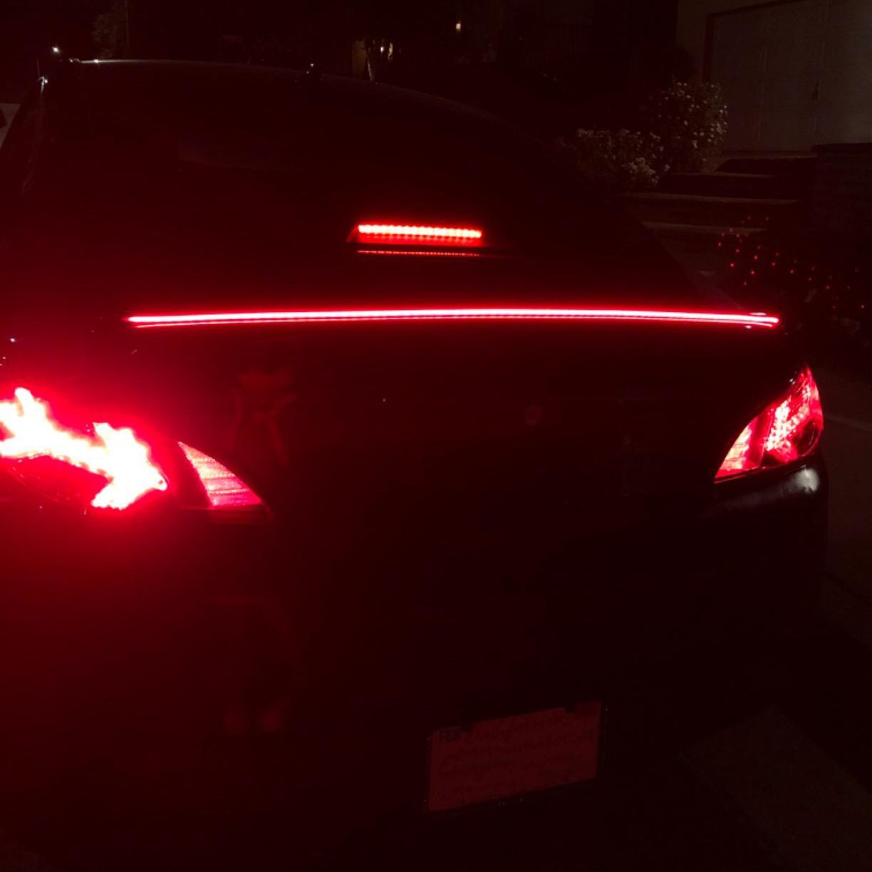 Bande lumineuse LED universelle pour coffre de voiture avec feux stop, feu arrière et clignotants intégrés - IVOIRART.COM