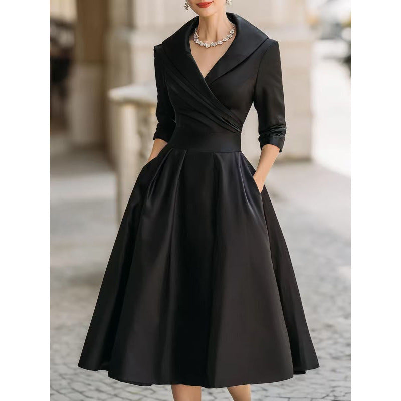 Robe élégante cintrée à taille haute, manches longues, coupe asymétrique raffinée