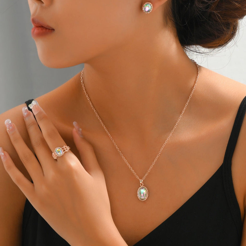 Bijoux femme Europe-Amérique: collier zirconia, anneau plat, boucles assorties et - IVOIRART.COM