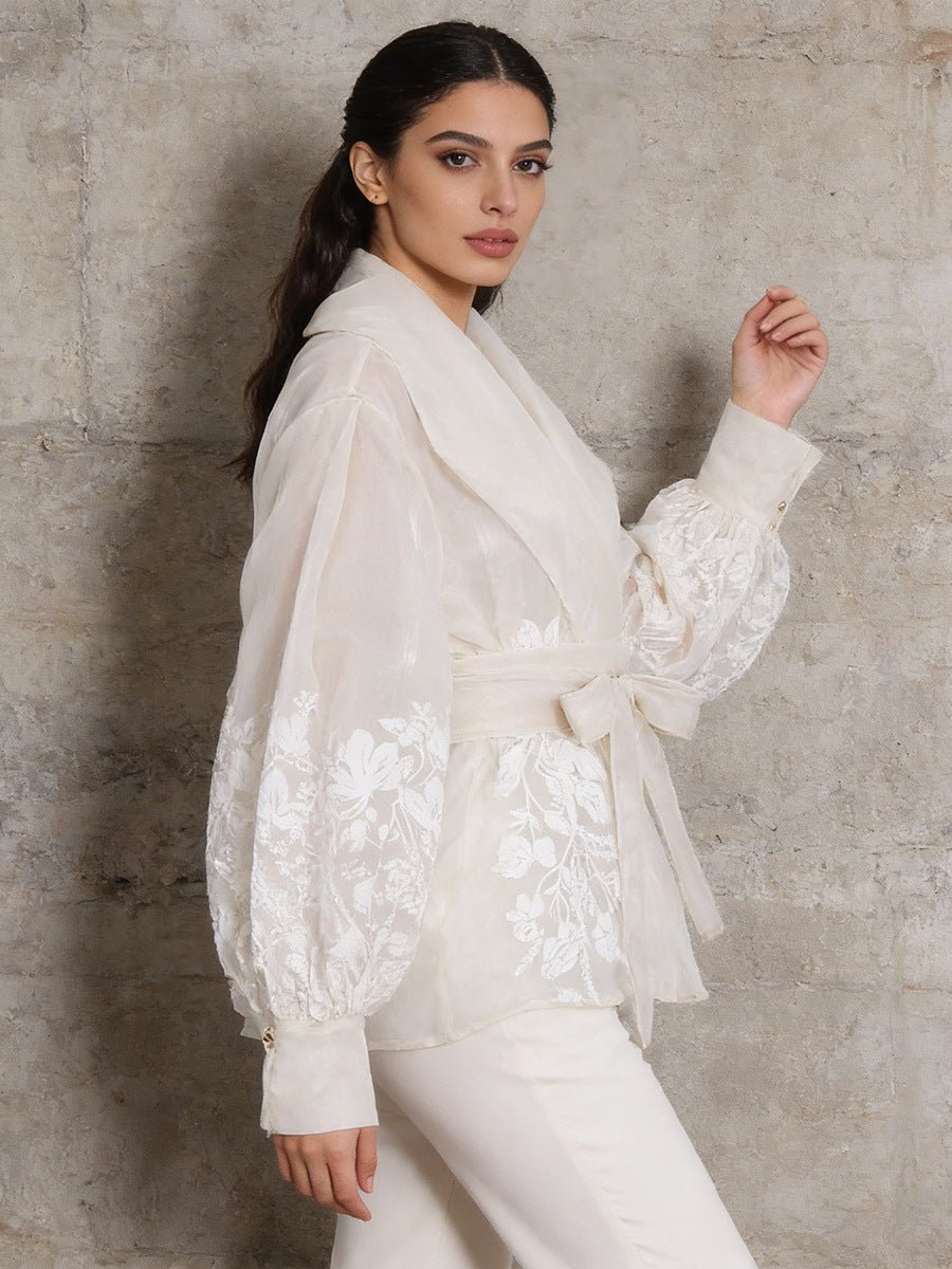 Blouse en organza à manches bouffantes style évêque, ceinture nouée, broderie florale raffinée - IVOIRART.COM