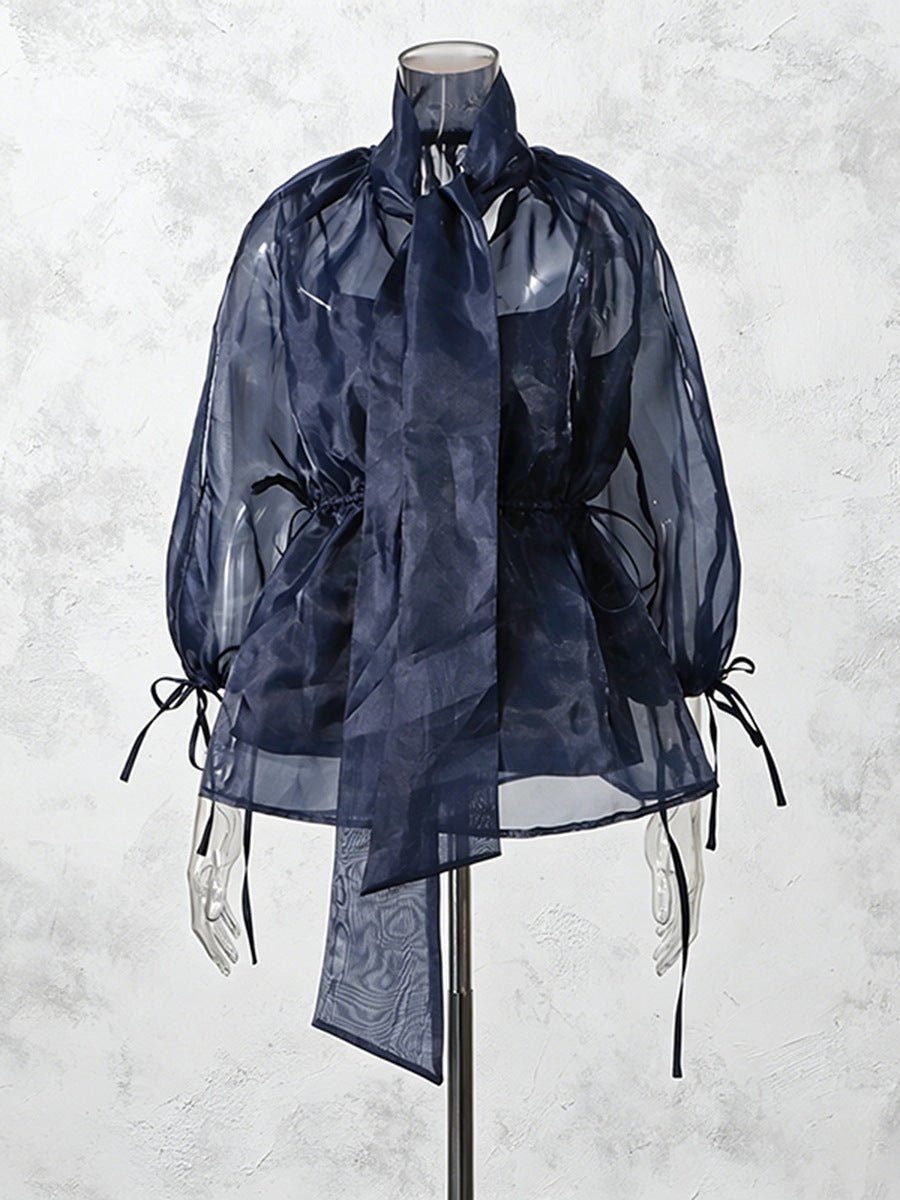 Blouse marine en organza avec nœud au col, taille froncée ajustable et manches longues transparentes - IVOIRART.COM