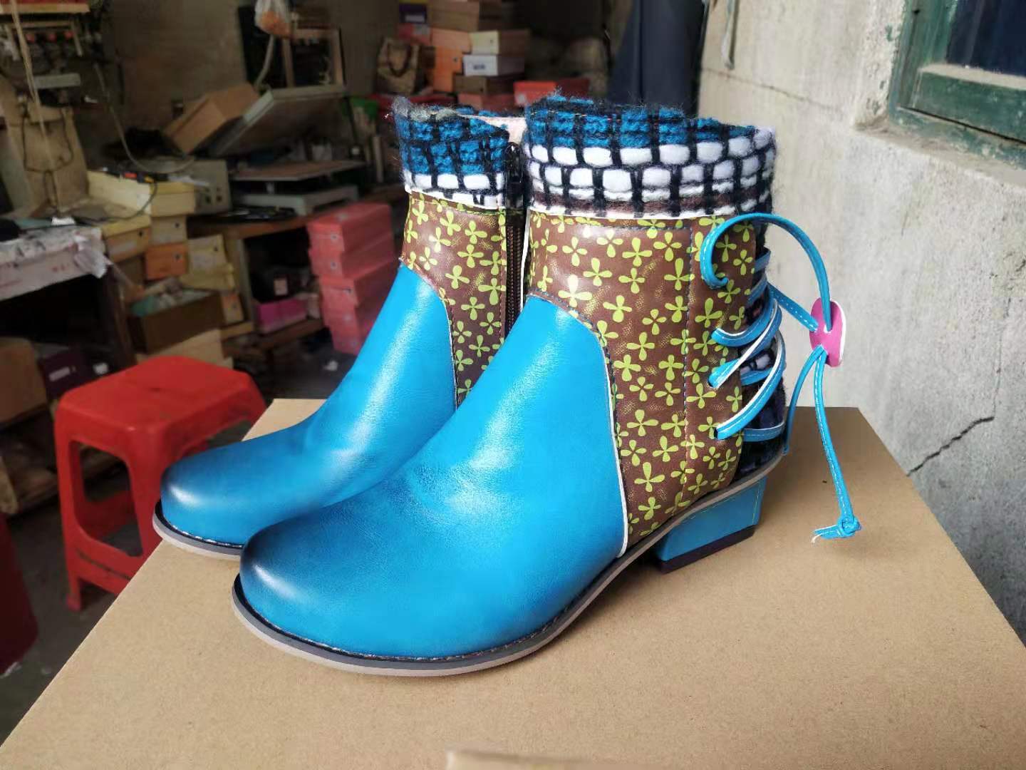 Bottes courtes ethniques artisanales, alliant style unique et confort raffiné - IVOIRART.COM