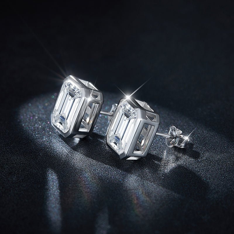 Boucles d'oreilles clous en moissanite taille émeraude 8x10mm en argent S925 plaqué platine avec sertissage géométrique et certificat GRA - IVOIRART.COM