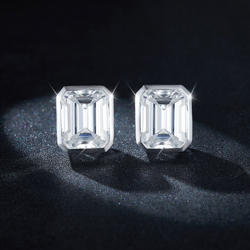Boucles d'oreilles clous en moissanite taille émeraude 8x10mm en argent S925 plaqué platine avec sertissage géométrique et certificat GRA - IVOIRART.COM