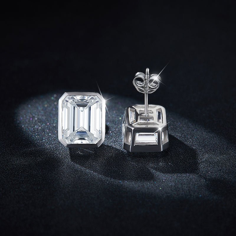 Boucles d'oreilles clous en moissanite taille émeraude 8x10mm en argent S925 plaqué platine avec sertissage géométrique et certificat GRA - IVOIRART.COM