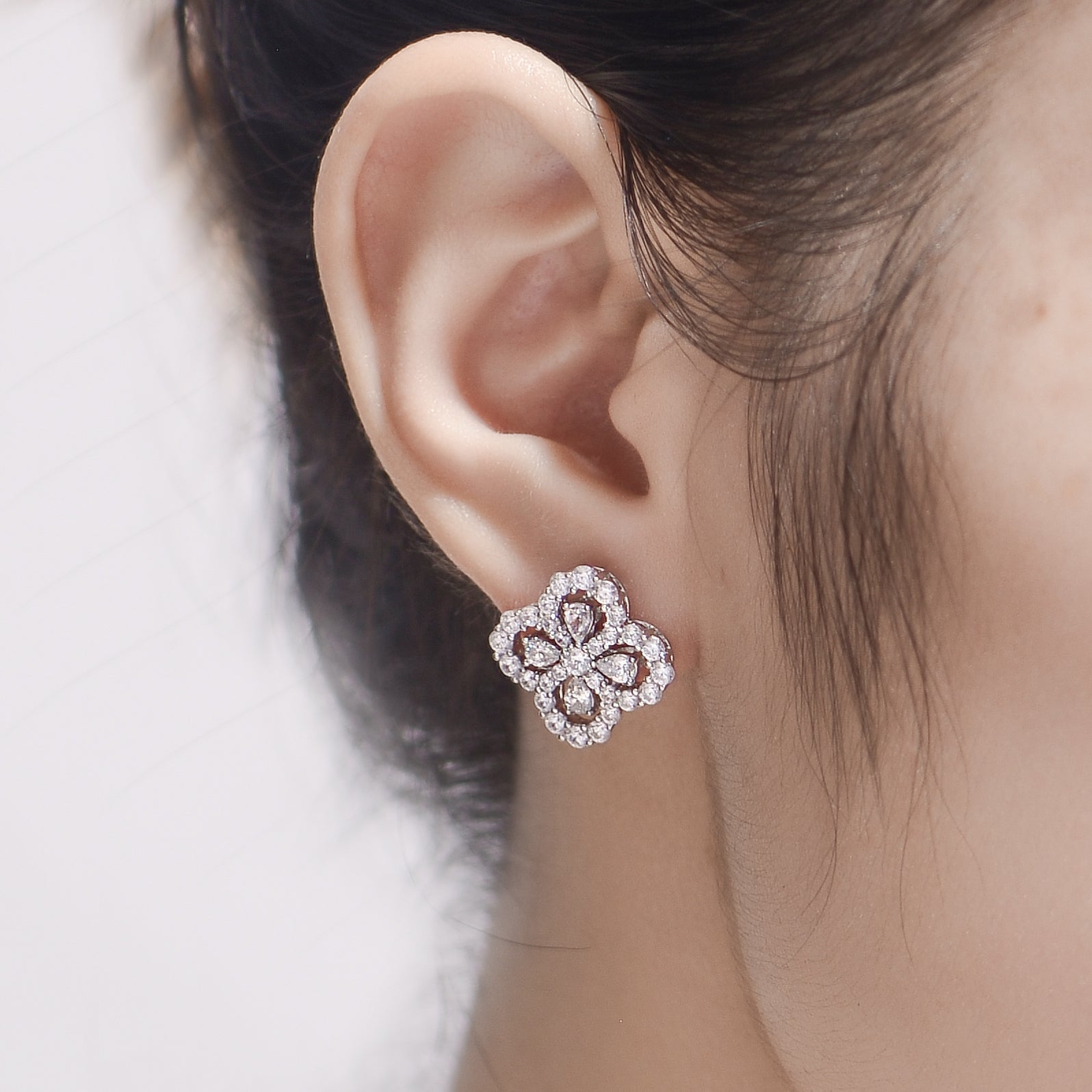 Boucles d'Oreilles Clous Fleur Trèfle Taille Poire Moissanite Argent 925 Plaqué Platine, Certificat GRA, Coffret Cadeau Femme - IVOIRART.COM
