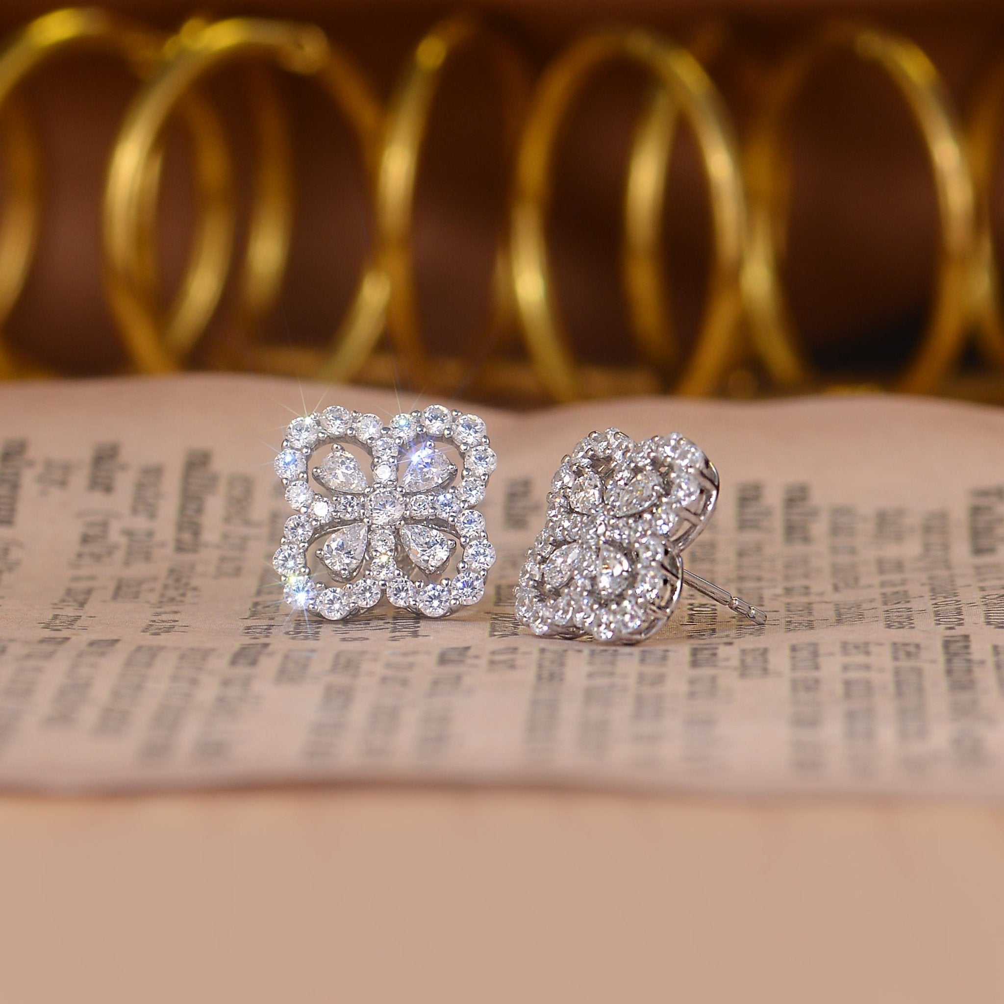 Boucles d'Oreilles Clous Fleur Trèfle Taille Poire Moissanite Argent 925 Plaqué Platine, Certificat GRA, Coffret Cadeau Femme - IVOIRART.COM