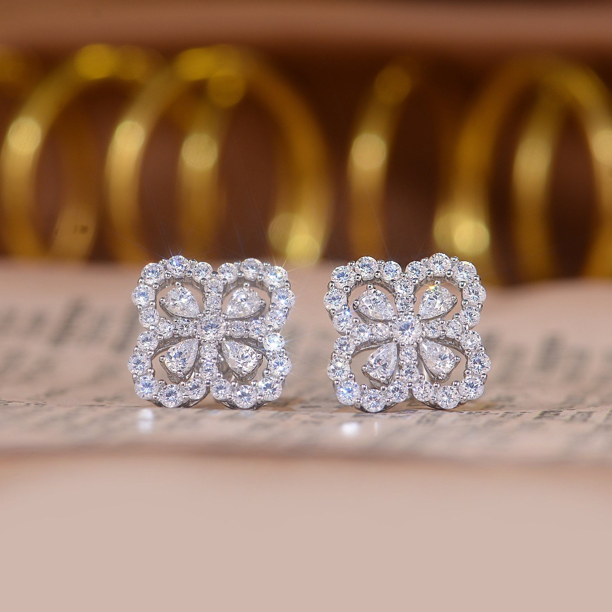 Boucles d'Oreilles Clous Fleur Trèfle Taille Poire Moissanite Argent 925 Plaqué Platine, Certificat GRA, Coffret Cadeau Femme - IVOIRART.COM