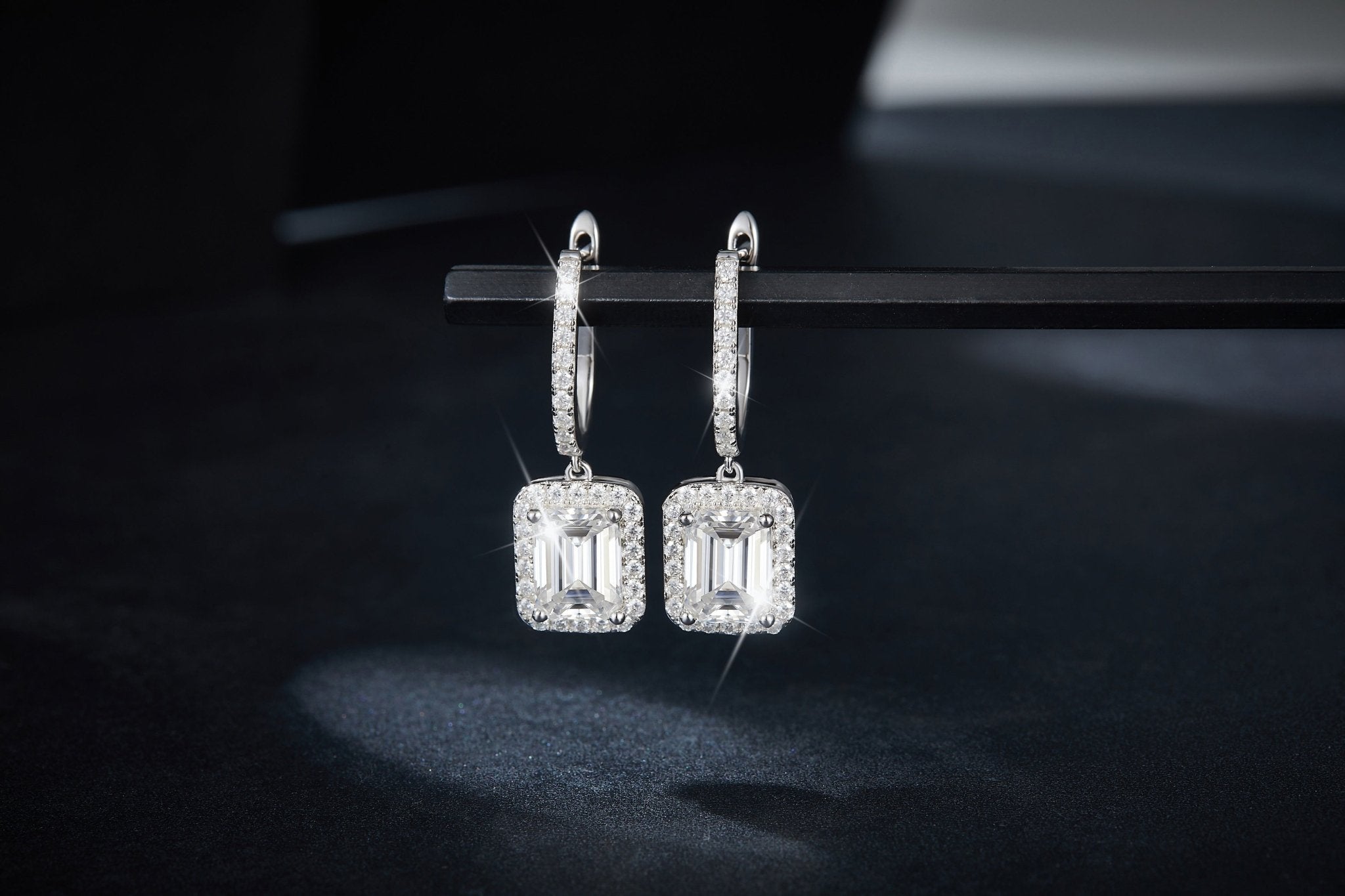 Boucles d'oreilles créoles à effet halo en moissanite taille émeraude 6x8mm, argent sterling S925 plaqué platine, certificat GRA, coffret cadeau luxe - IVOIRART.COM