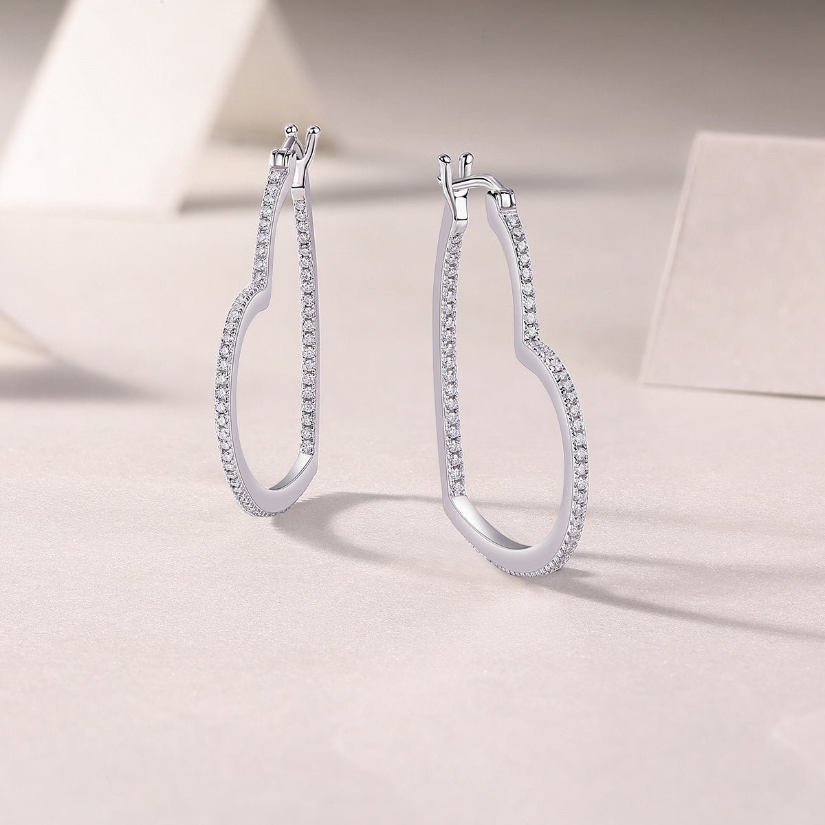 Boucles d'oreilles créoles coeur S925 argenté plaqué platine 44 moissanites 5.4g - IVOIRART.COM