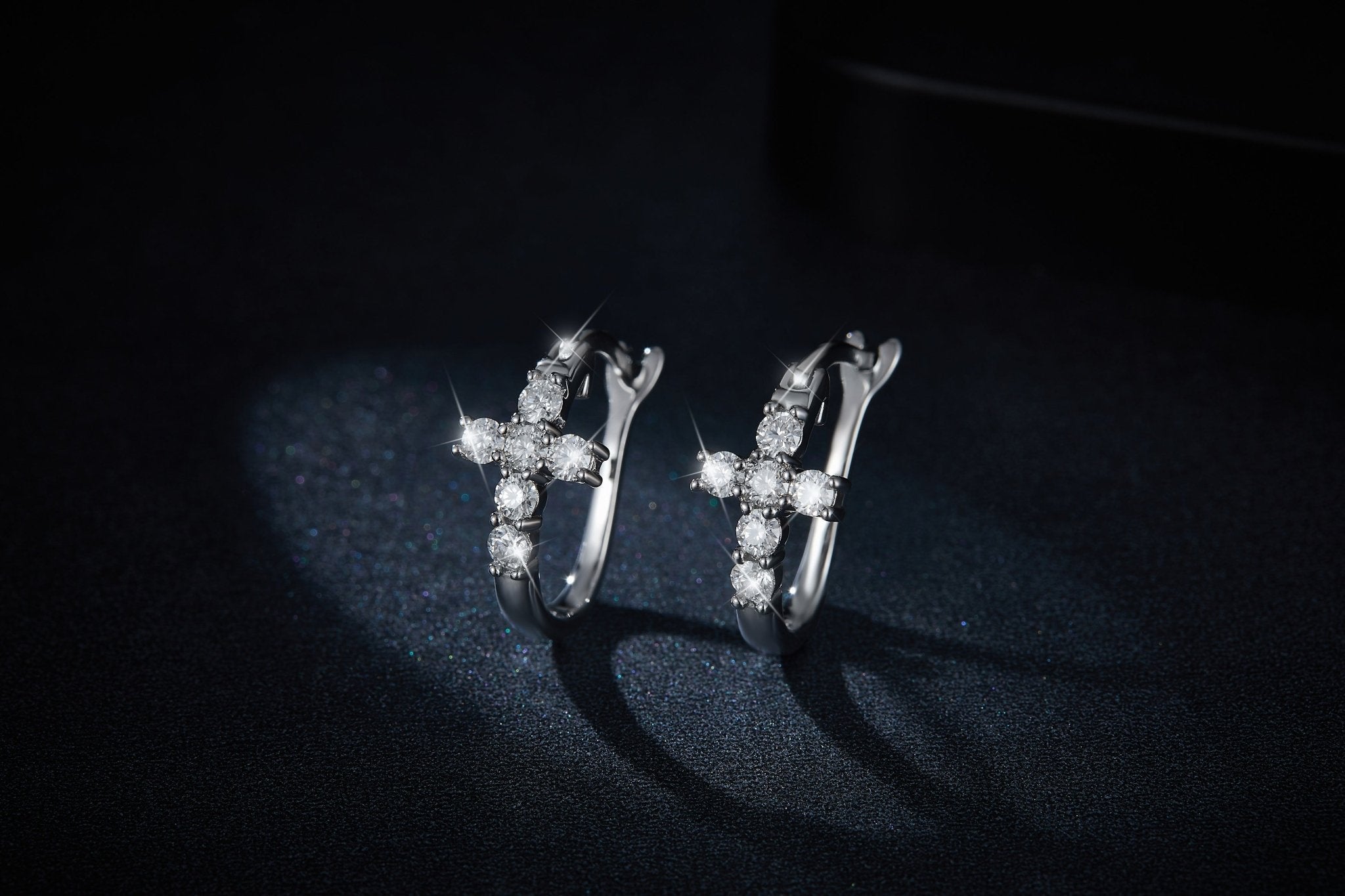 Boucles d'oreilles créoles croix en argent sterling S925 avec moissanite et platine - IVOIRART.COM