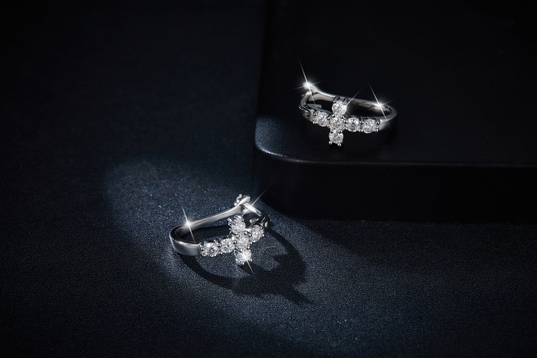 Boucles d'oreilles créoles croix en argent sterling S925 avec moissanite et platine - IVOIRART.COM