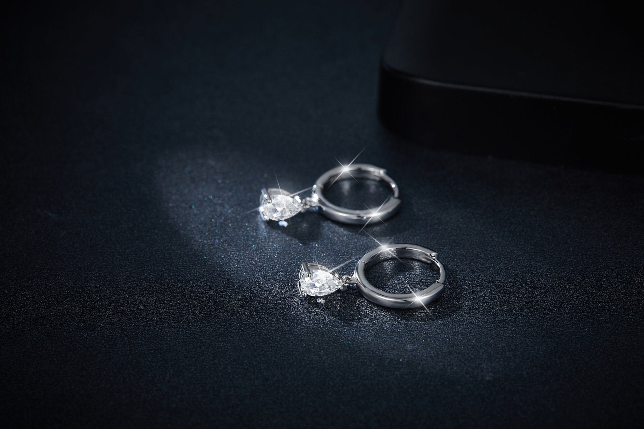 Boucles d’oreilles créoles en argent sterling S925 4x6mm poire avec moissanite - IVOIRART.COM
